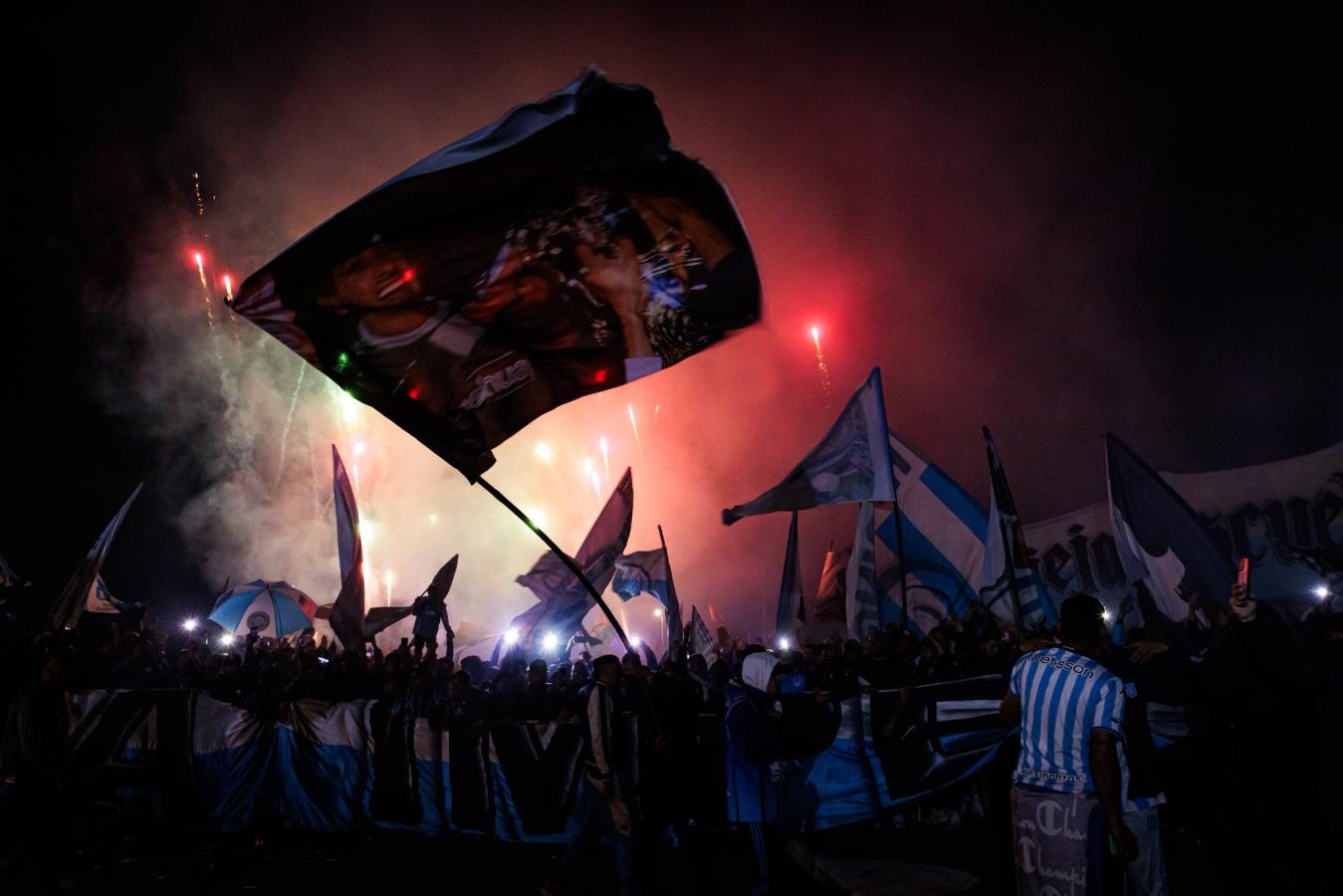 Los hinchas de Racing se coparon y organizaron un banderazo | El Gráfico