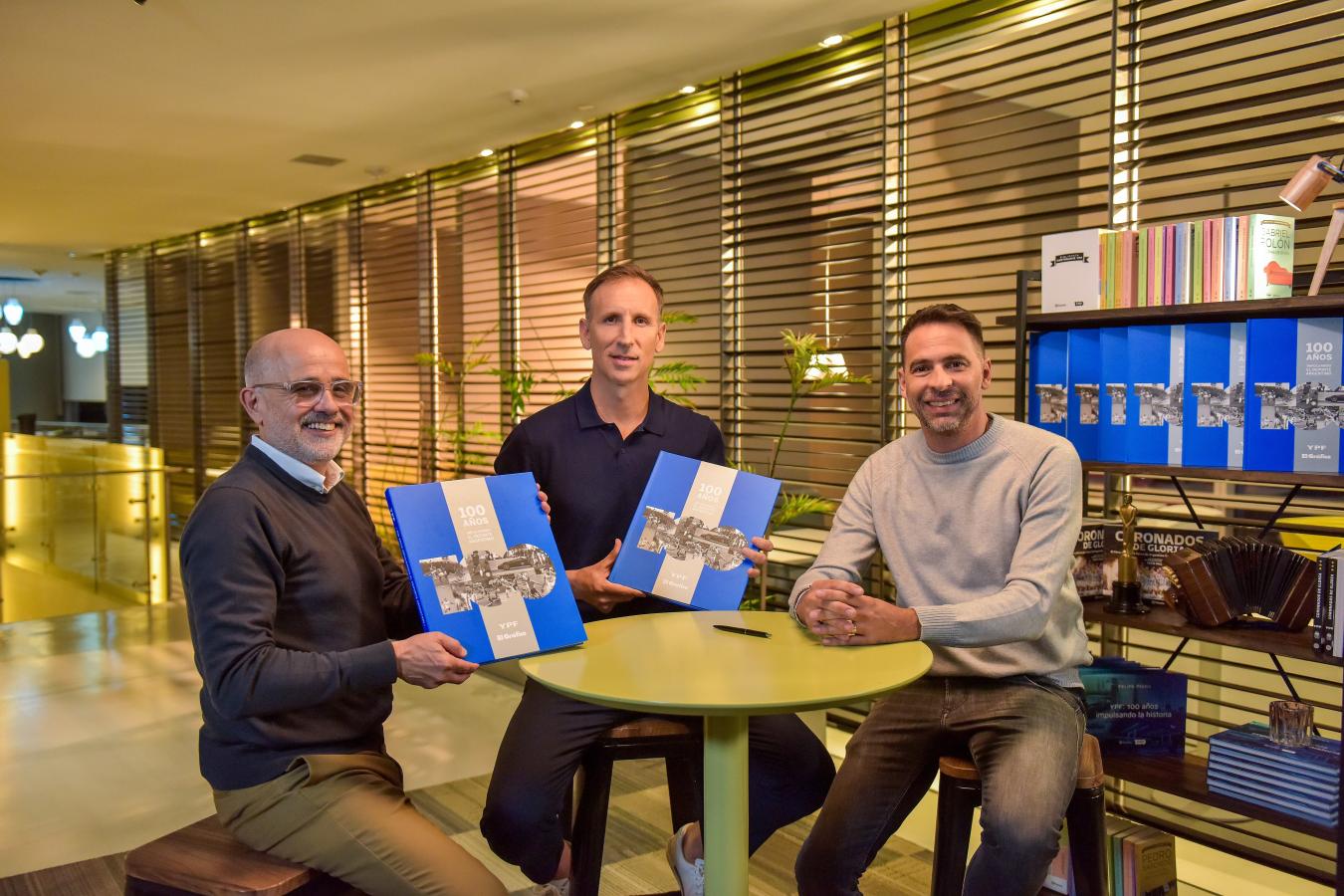 Imagen Pepe Sánchez recibió el libro "Protagonistas" de manos de Santiago Carreras, gerente de Asuntos Institucionales y Comunicación de YPF.