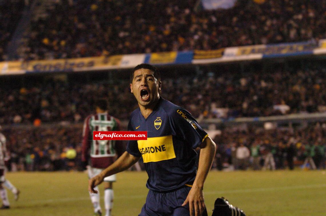 Imagen Confirmado a fin de 2007 como jugador de Boca, Román se lanza a la conquista de otra Libertadores en 2008. En la foto festeja su gol en semifinales frente a Fluminense. Finalmente pasaría a la final el equipo de Brasil.