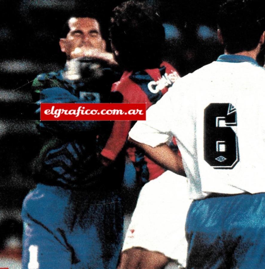 Luego de que Chilavert le tirara un cabezazo a Ruggeri, el escándalo estalla en Mar del Plata. El defensor le tira un derechazo al paraguayo.