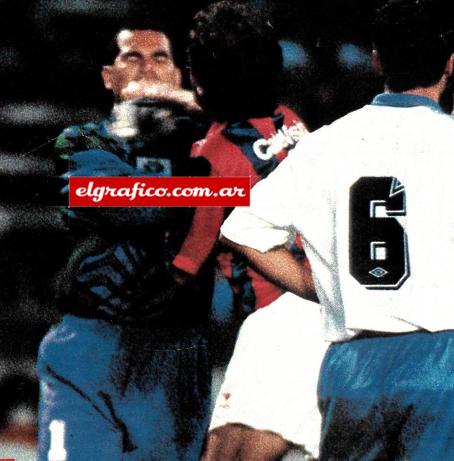 Imagen Luego de que Chilavert le tirara un cabezazo a Ruggeri, el escándalo estalla en Mar del Plata. El defensor le tira un derechazo al paraguayo.