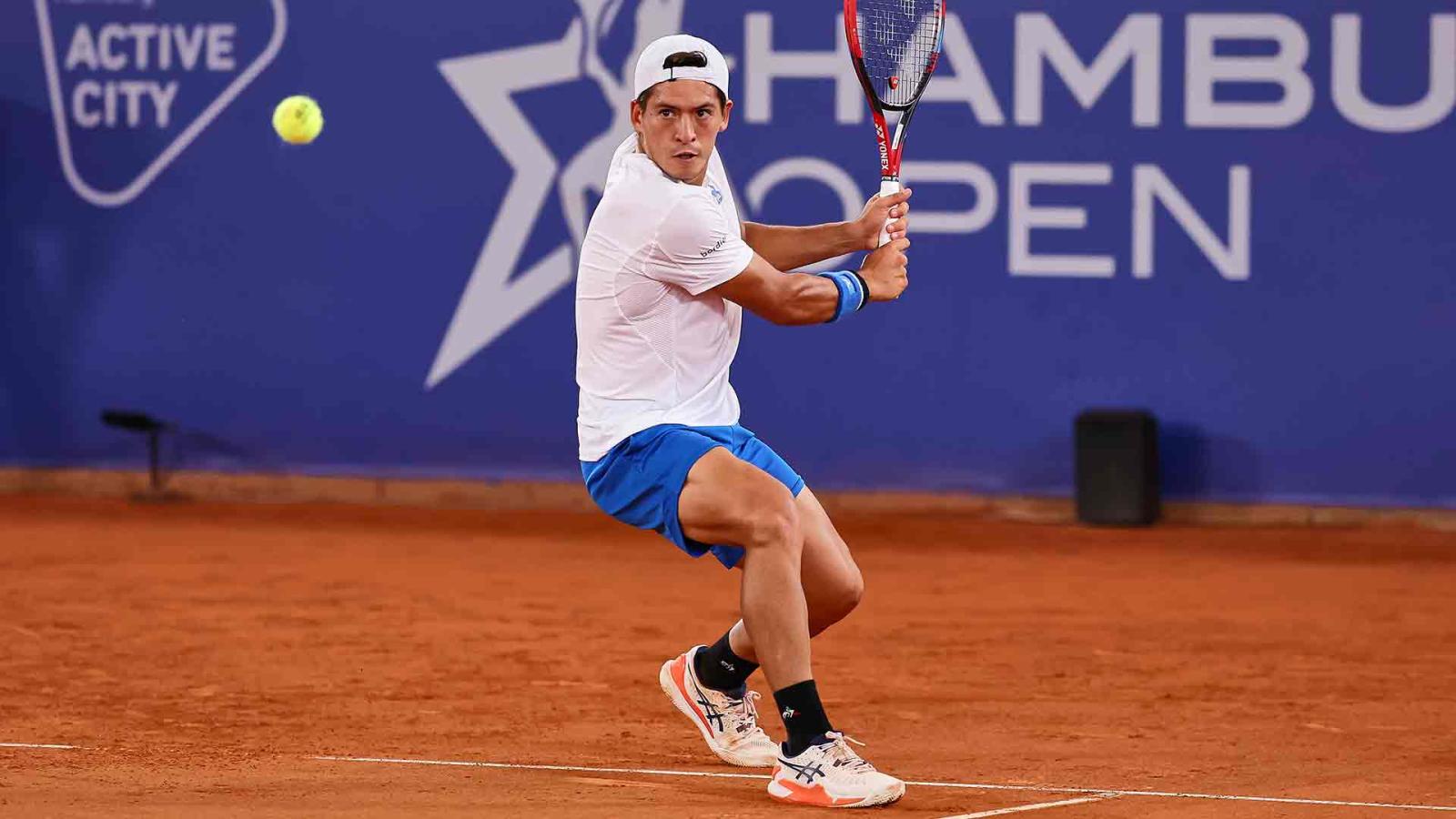 Imagen La mirada fija en la pelota, a punto de sacar el revés. Báez sigue firme en Hamburgo. Foto: Hamburg Open