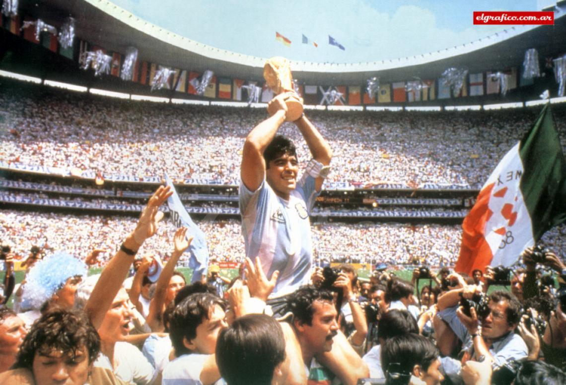 Imagen 1986. En el estadio Azteca el capitán argentino levanta la Copa del Mundo.