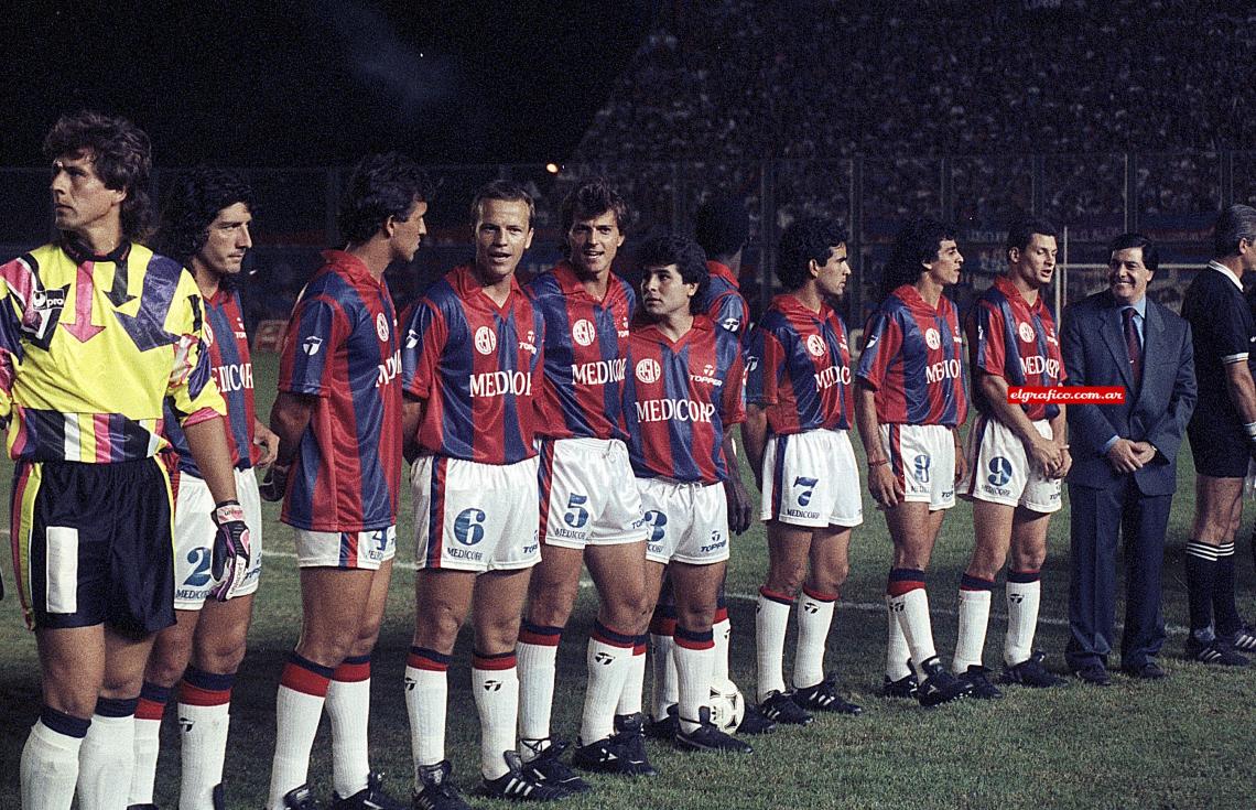 Imagen El día de la inauguración, el presidente de ese entonces Fernando Miele con los jugadores listos para enfrentar a la Universidad Católica.