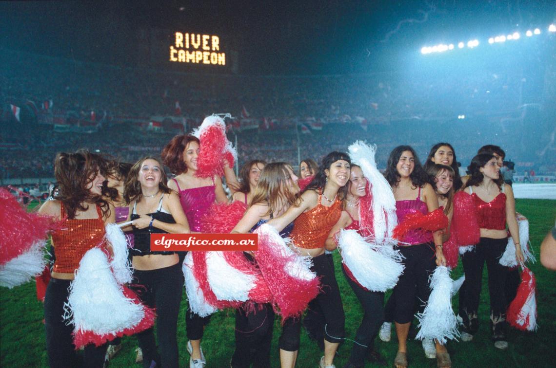 Imagen Las chicas le pusieron mucho color al festejo. 