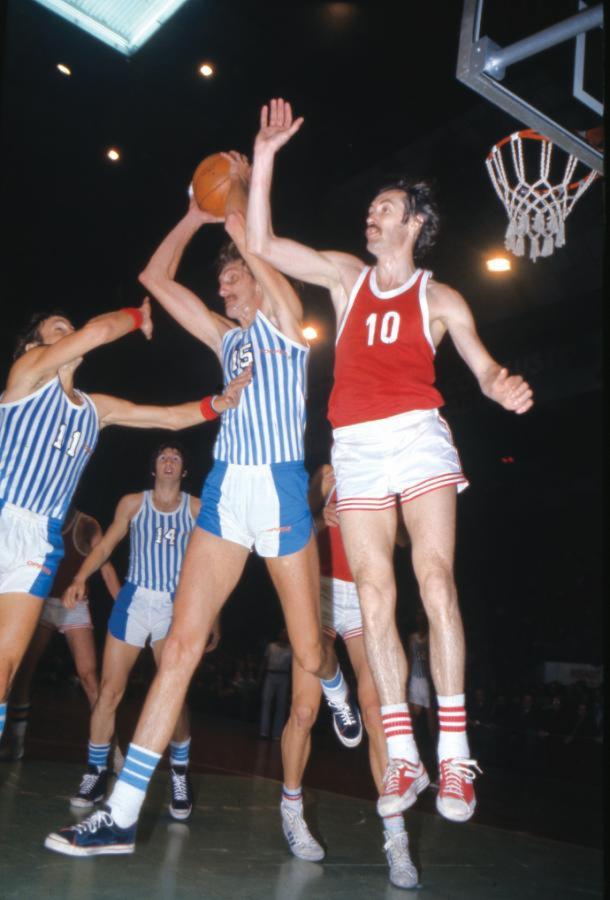 Finito. Desde su aparición en el Campeonato Argentino de 1963 a este rebote que le gana al ruso Sergei Belov en la Copa Intercontinental de 1977, lo de Ernesto Gerhmann fue extraordinario.