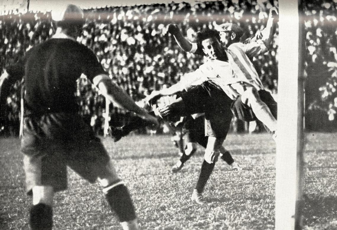 Devicenzi carga violentamente con el propósito de recoger un centro de Conidares; pero Bello se le anticipa devolviendo la pelota con un fuerte shot. Aparece de espalda el back Fazio, que hizo un gran match, lo mismo que Ferrou y Corazzo.