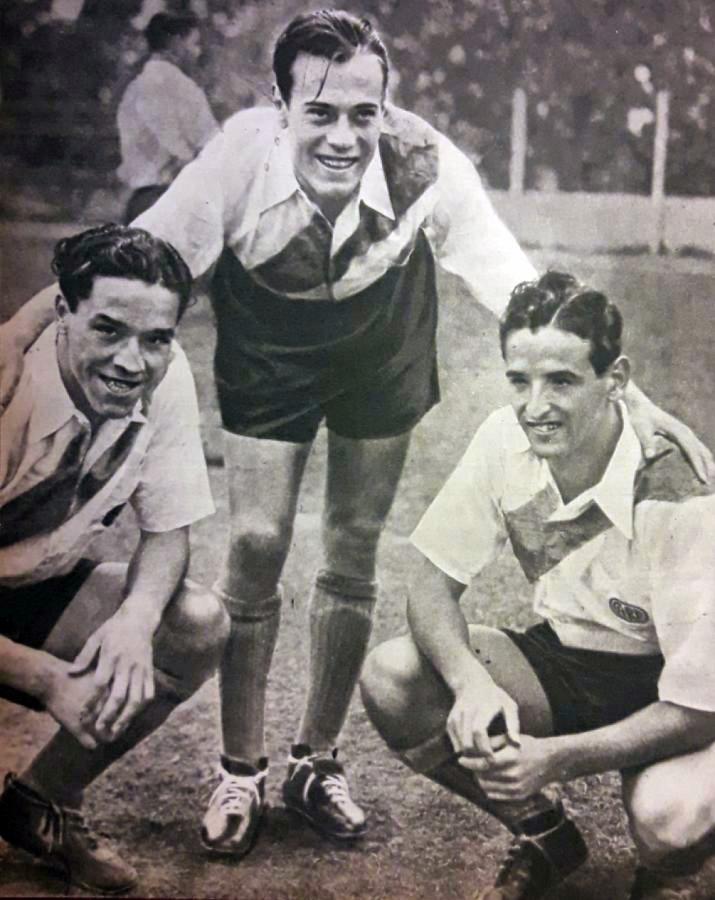Imagen Cuando aparecimos en Primera, los que veníamos empujando desde las inferiores, se nos tomó esta fotografía tan linda, tan hermosa ahora como lo edad que entonces teníamos, a Castillo, a Rongo y a mí.