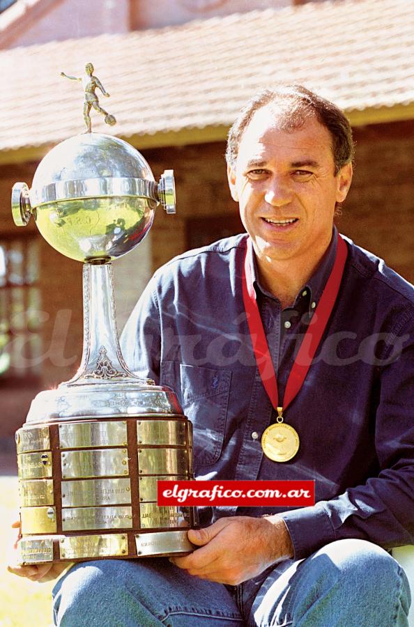 El ultimo tesoro, la Copa que logró con Olimpia. También la ganó como jugador.