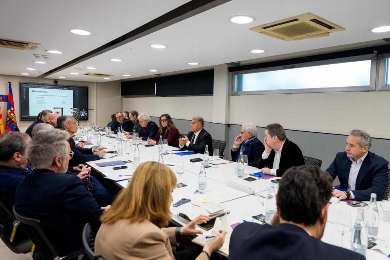 Imagen La junta directiva de Barcelona durante la renuncia presentada por Laporta como presidente.