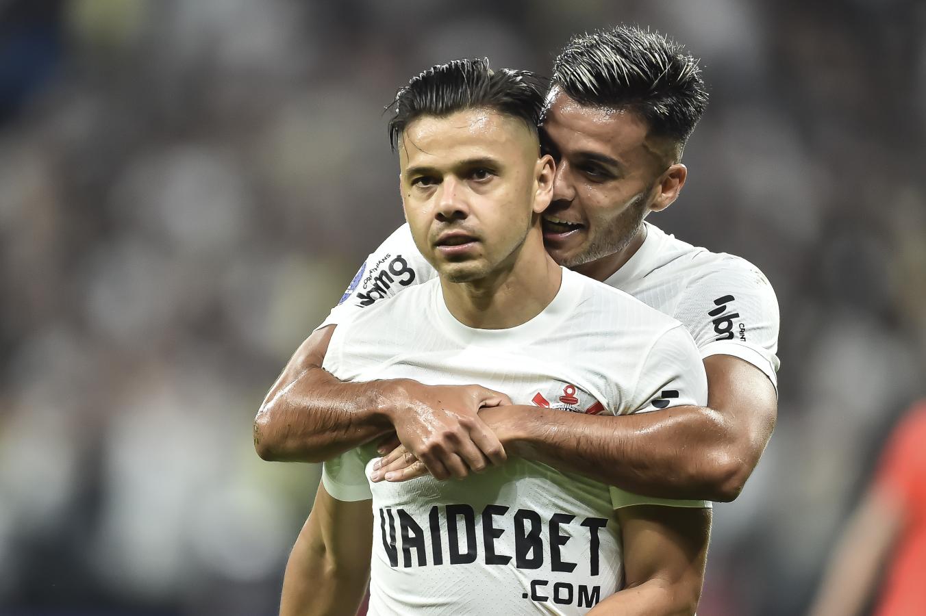 Imagen Romero festeja un gol con bronca en Corinthians. Lo abraza Fausto Vera, hoy en River.