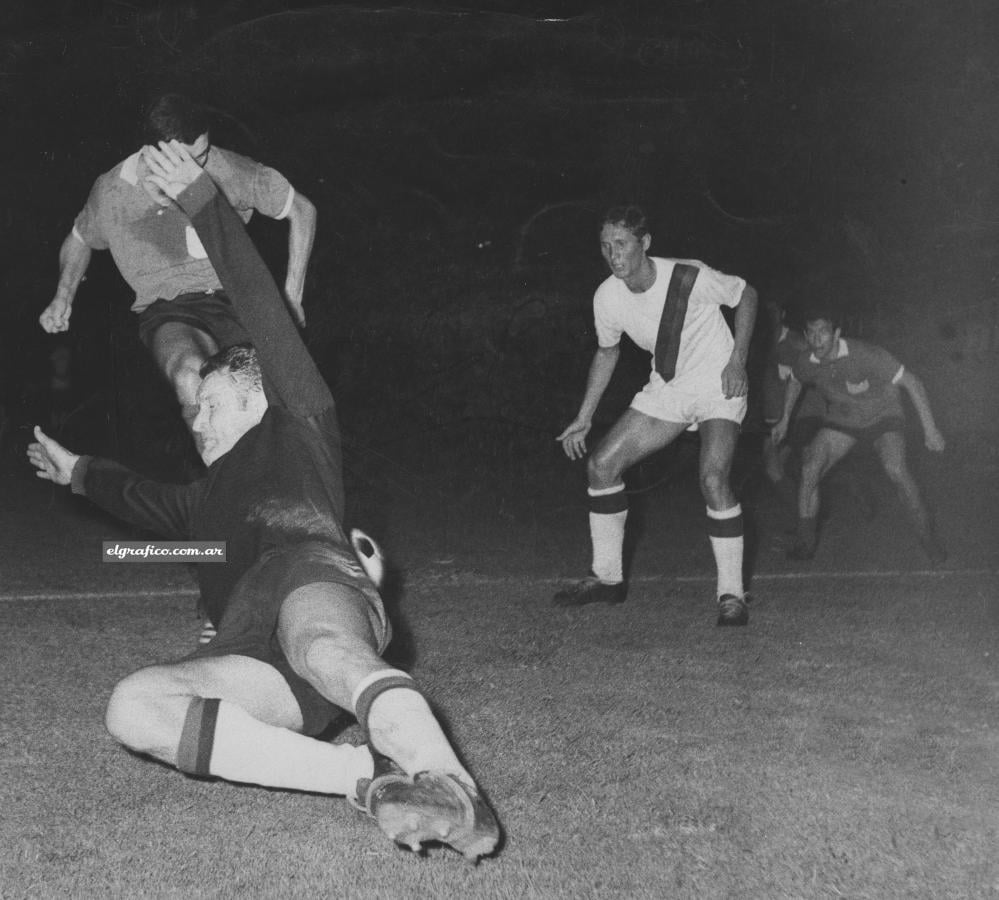 Imagen El mejor gol de los nueve. El primero de Independiente. Savoy a Pastoriza. Pastoriza a Savoy y pelota en profundidad para Pastoriza otra vez. Llega contra la raya, trace el centro atrás y Artime fusila al arquero. Golazo. Aplaudió todo el estadio. 