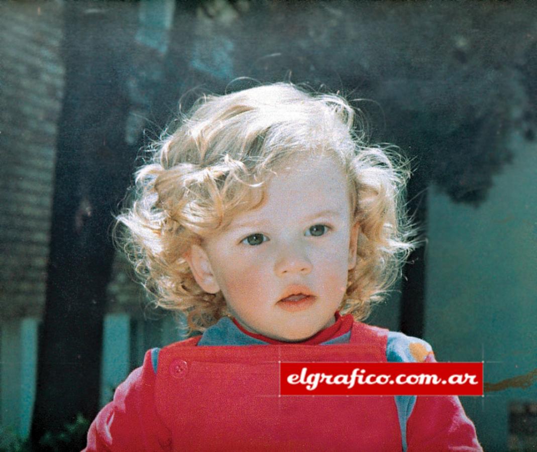 Rizos de oro. Lanas al viento. Papá Eduardo ya le había puesto ¨Cabezón¨.