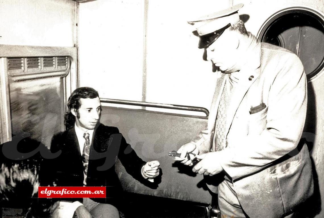 (1973) La misma rutina para otro Estudiantes. Galletti y Peña ¨desertaron¨ para acompañar en auto a Togneri. Ya pasaron las copas y las caras de aquel equipo. Hasta al guarda cambiaron…