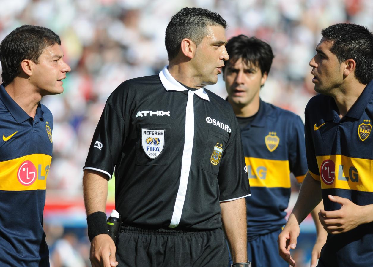 Imagen Battaglia rodea a Laverni, el árbitro del River-Boca del Clausura 2009