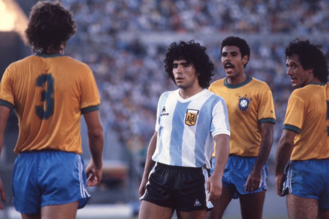 Imagen En el Mundialito, Maradona marcó su único gol ante Brasil (Foto: El Gráfico).