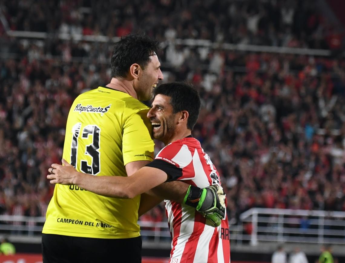Chiquito lo celebra con el Chapu Braña, más allá de formar parte del equipo rival.