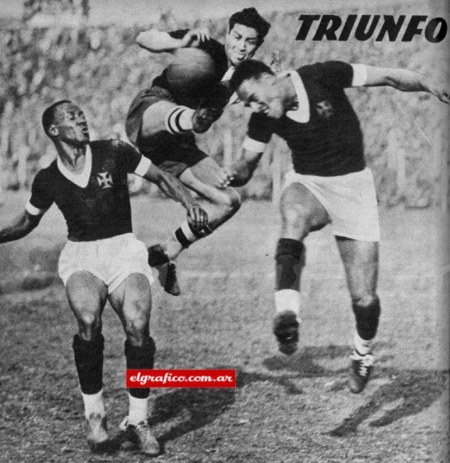 Imagen El 13 de agosto de 1939 se enfrentan en San Lorenzo el combinado de Independiente y River frente al de Vasco Da Gama y Flamengo. El paraguayo Erico hace un salto increíble mientras cabecea Domingos Da Guía. También está en juego Florindo.