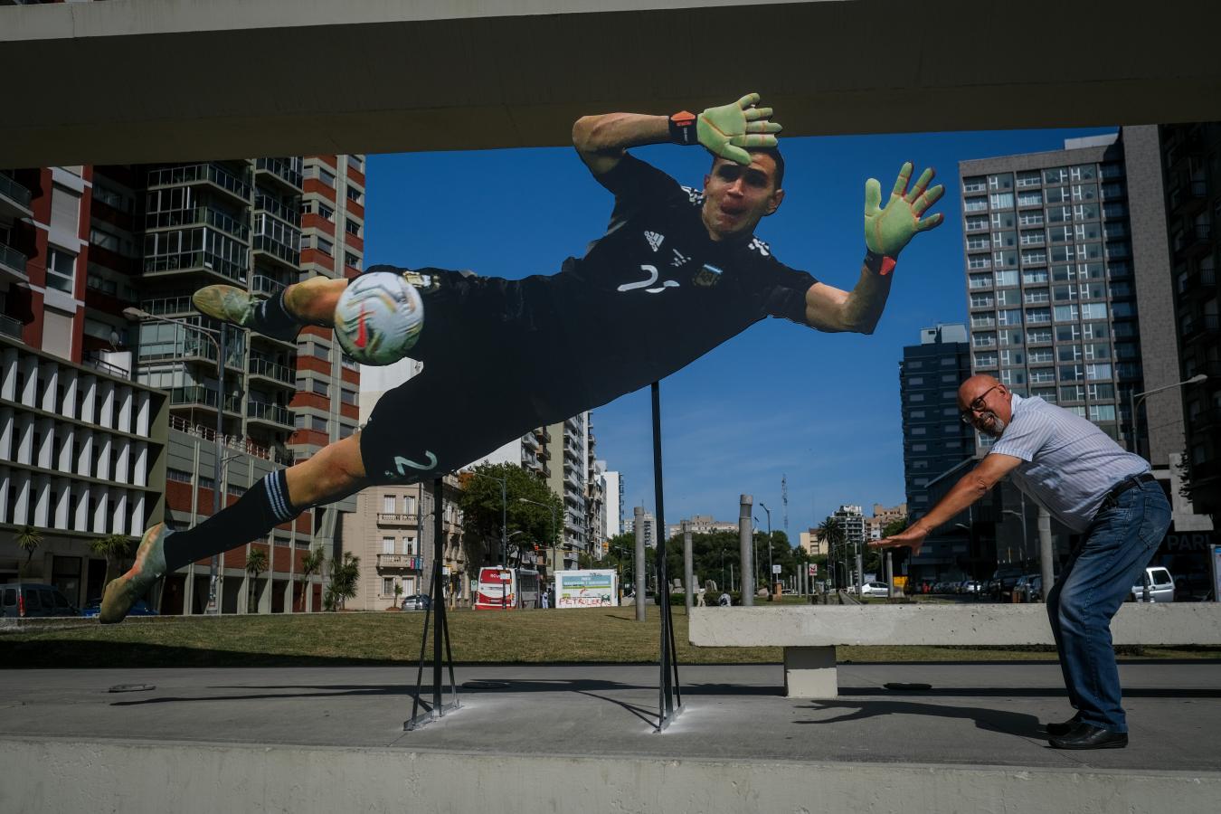 Imagen La gigantografía del gigante Dibu Martínez, presente en Mar del Plata (TELAM)