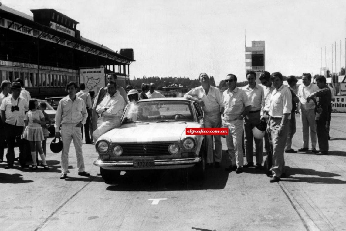 Imagen Fangio y la Misión Argentina. El Torino número 1 iba a ser conducido por Luis Di Palma, Carmelo Galbato y Oscar Fangio; el 2 por Eduardo Rodríguez Canedo, Jorge Cupeiro y Gastón Perkins; y el 3 tendría al volante a Eduardo Copello, Oscar Franco y Alberto Rodríguez Larreta, el popular 'Larry'.