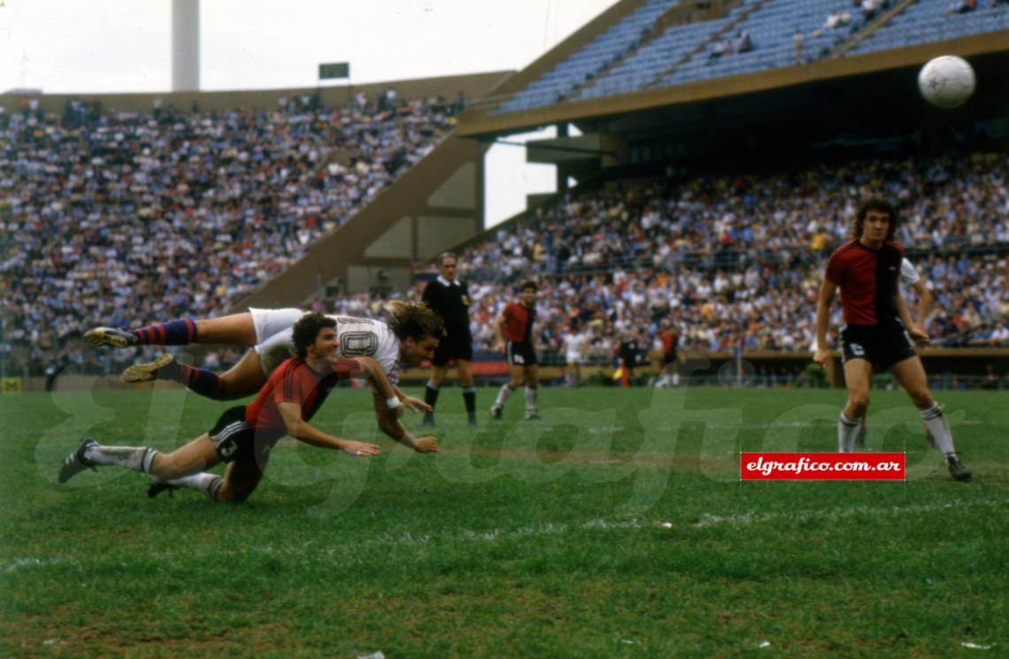 Una palomita pujante y un cabezazo triunfal a cargo de un jugador del fútbol de hoy: la conquista de Jorge Roberto Rinaldi contra Newell's. ¿Vale menos este gol que aquél de Erico? Si medimos grado de dificultad superada, vale más.