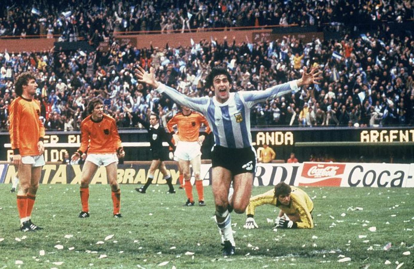 Imagen Kempes celebra su gol a Holanda en la final del '78. Jan Jongbloed, de amarillo, lo sufre.