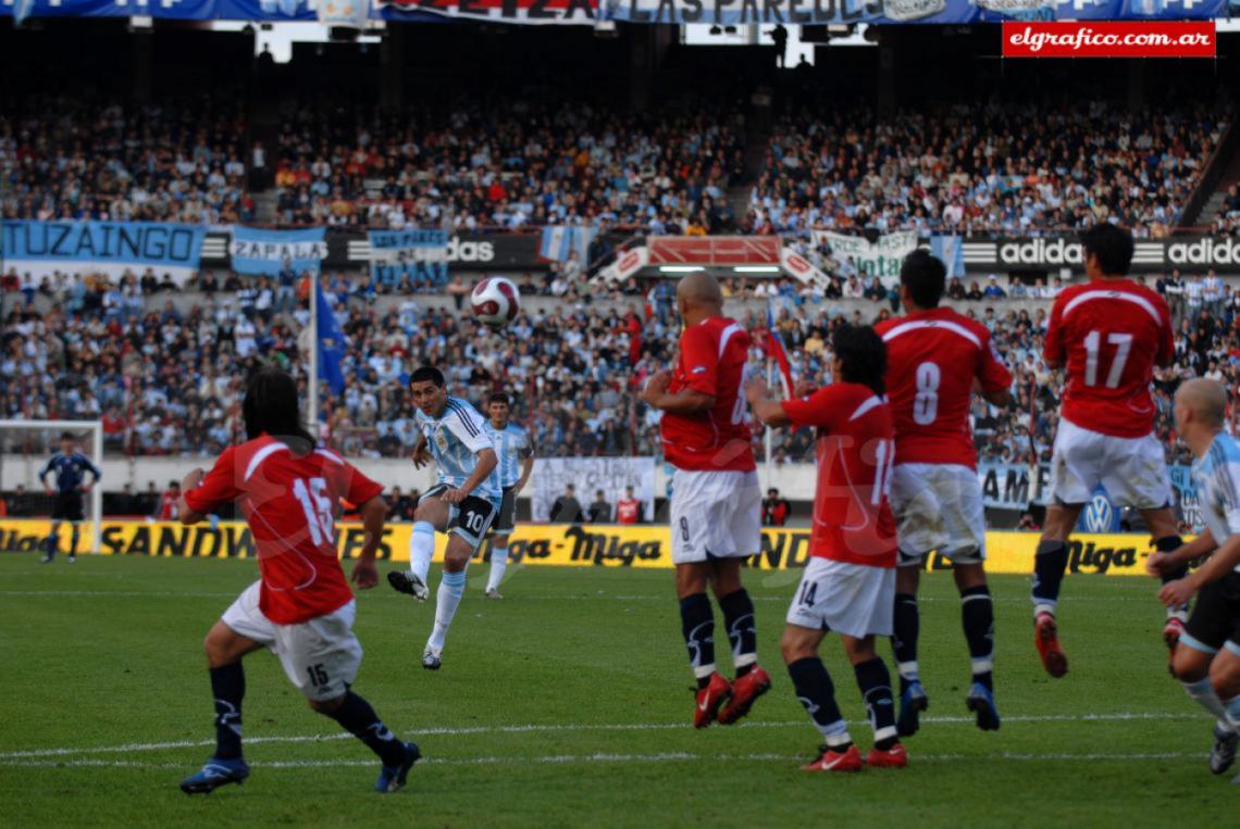 Imagen 2007. Primer partido de las Eliminatorias en el Monumental. Juan Román Riquelme había marcado el primero de tiro libre; veinte minutos después, otro tiro libre y otra obra de arte del 10. Foto: Alejandro Del Bosco.