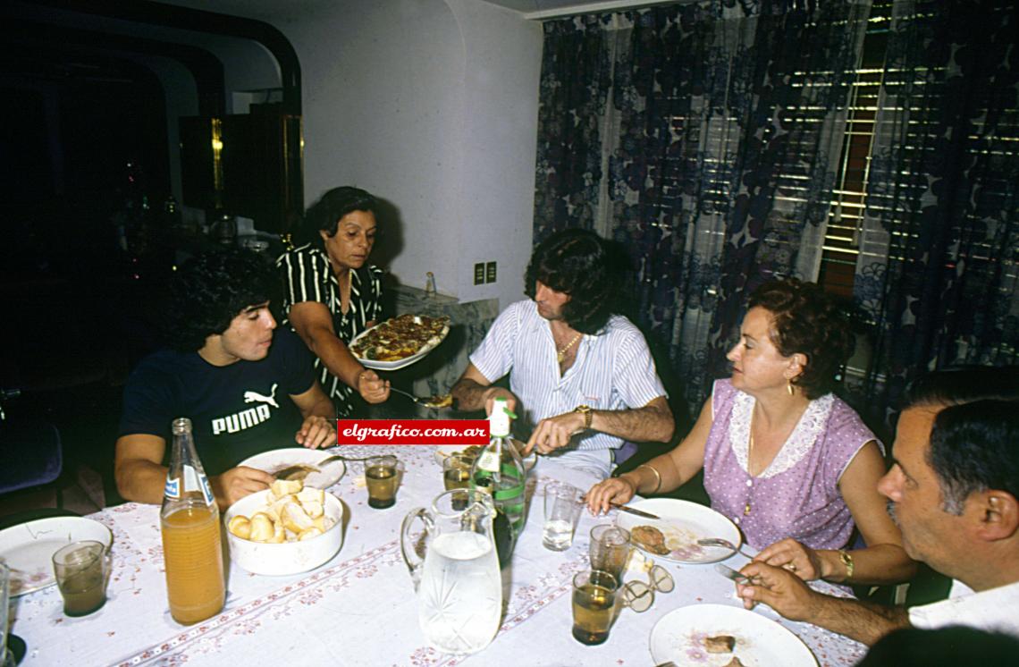 Imagen Doña Tota le sirve a Mario las ravioletas que preparó para él, después que Claudia le informara de sus preferencias por las pastas. Kempes fue el gran mimado en la casa de los Maradona.