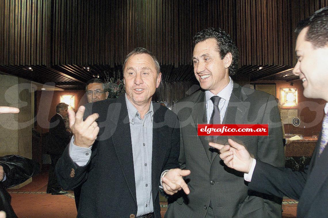 Cruyff. Al holandés lo enfrentó como jugador y DT. Mantienen muy buena onda.