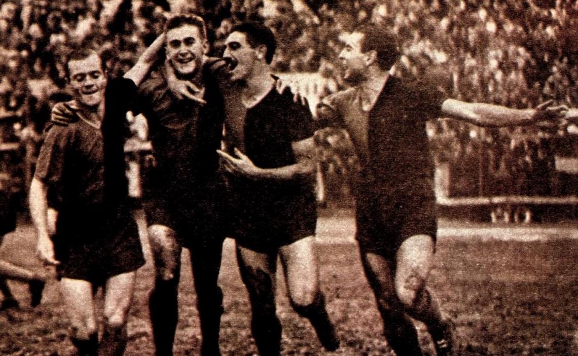Sobrero, Pontoni, Perucca y Belén festejan un gol del gran René. Escena repetida a principios del '40.