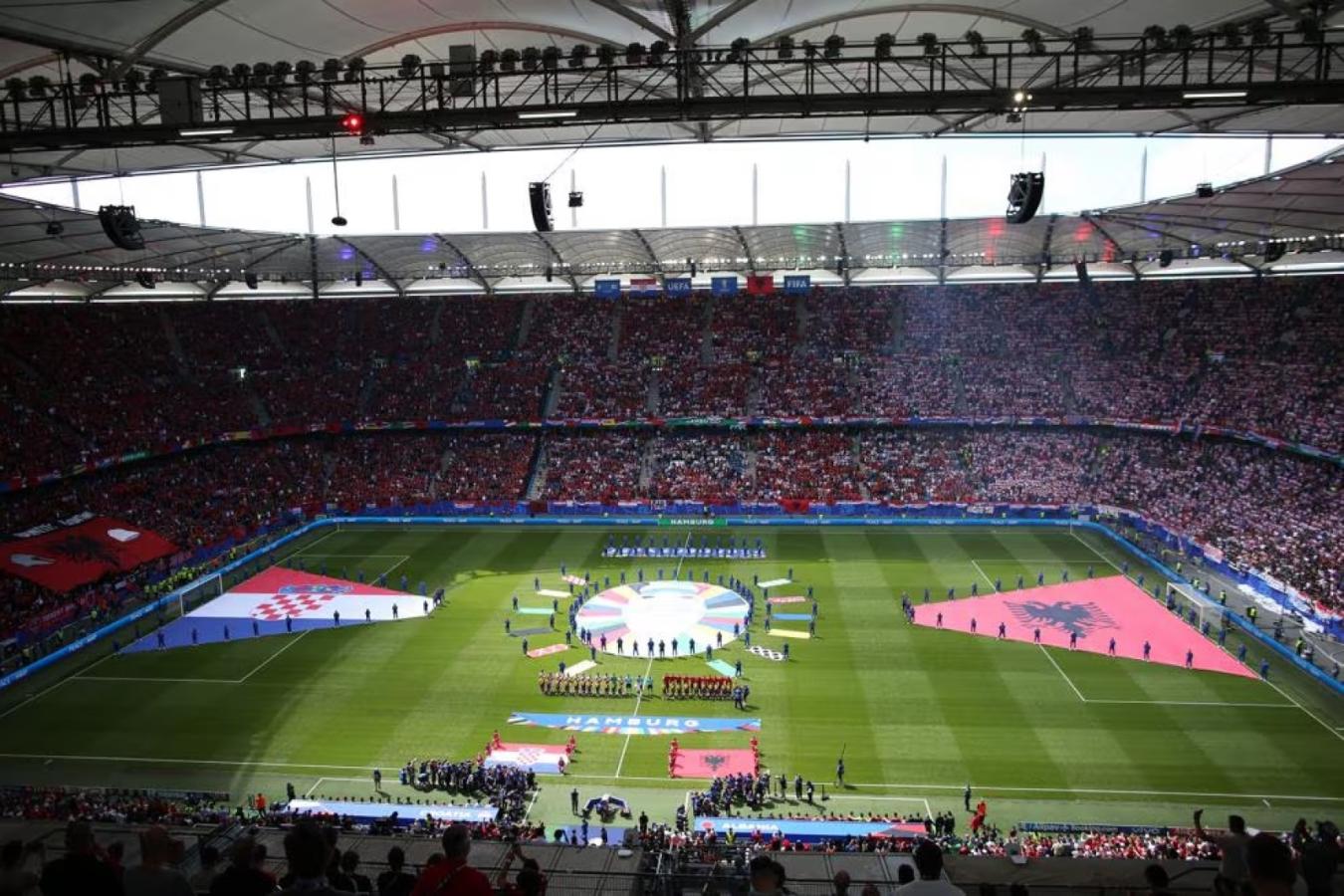 Imagen Los hinchas croatas y albanos se unieron para cantar en contra de Serbia.