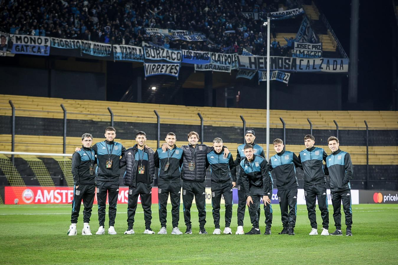 Imagen La banda unida de Racing en el Campeón del Siglo. Hay confianza de sobra para revertir el resultado.