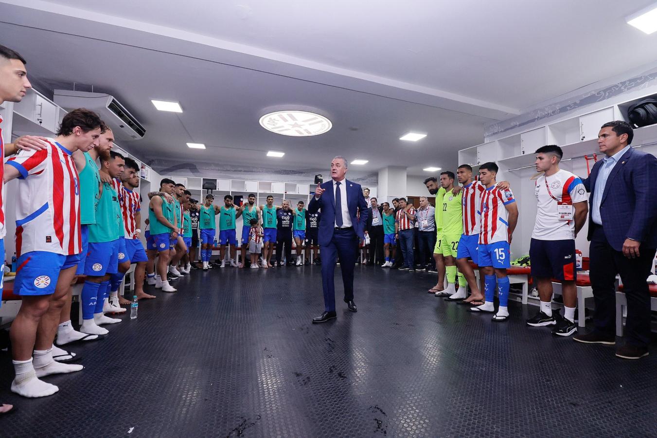 Imagen Cuando el Profesor habla, los alumnos escuchan. Alfaro está comandando a Paraguay al Mundial 2026.