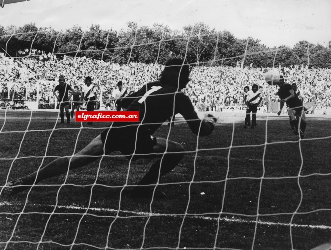 Imagen Primer penal atajado en River, nada menos que a su amigo y ex compañero en Quilmes y Racing Carlos Della Savia, de Gimnasia (LP).