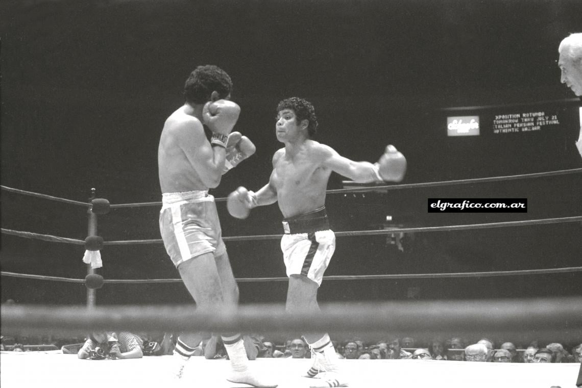 Imagen Se cubre Ahumada, ataca Galíndez. Por primera vez, dos argentinos por un título mundial. Ganó Víctor, el campeón.