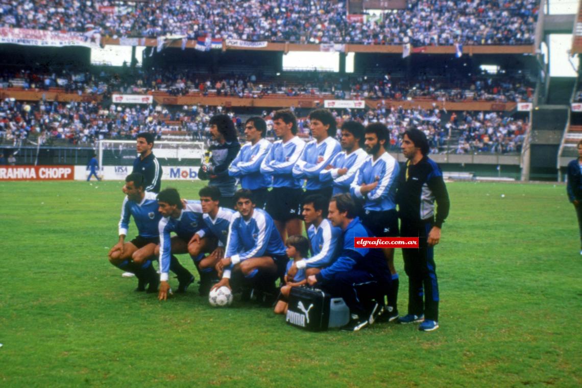 Imagen El equipo campeón: Pereira, Trasante, Nelson Gutierrez, Perdomo, Pintos Saldaña, Alfonso Dominguez. Abajo: Alzamendi, Matosas, Bengoechea, Francescoli y Sosa.