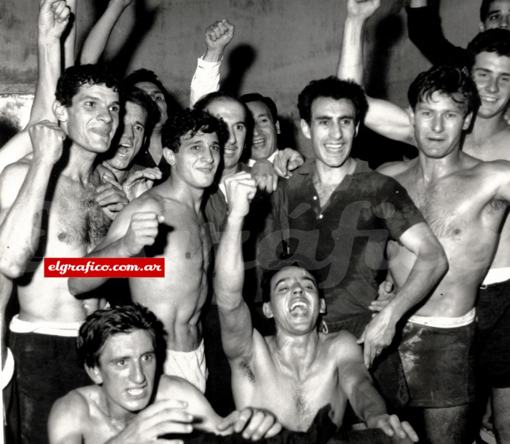 Imagen FOTO INÉDITA. Del archivo de El Gráfico, el vestuario de Platense que festeja la vuelta a Primera División.