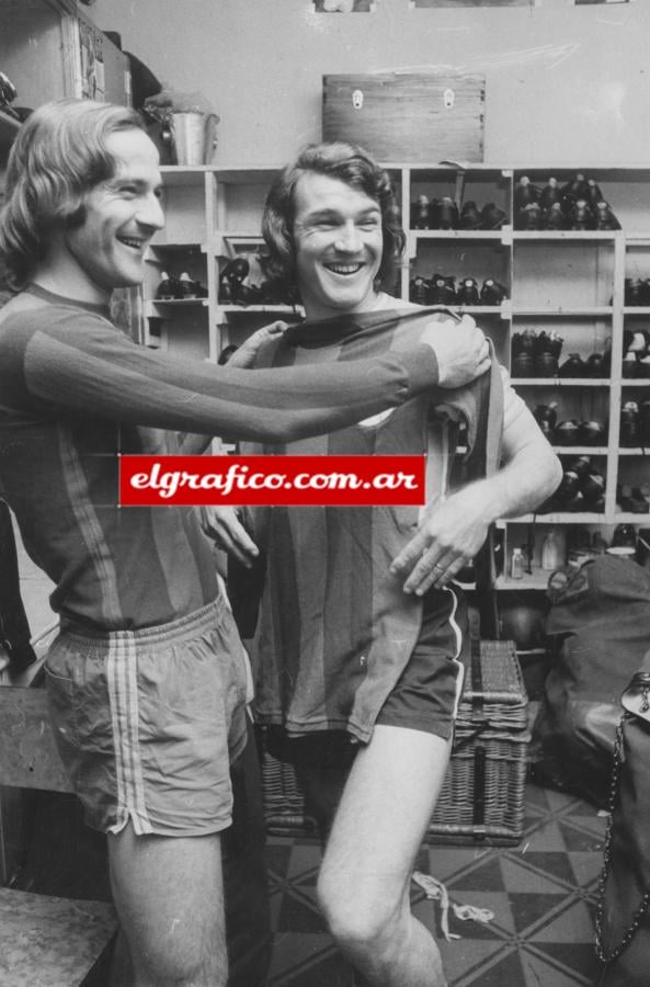 Imagen La camiseta qué presta la utilería de San Lorenzo. La broma que acepta el Tola. La sonrisa poco habitual en el temperamento del Gringo.