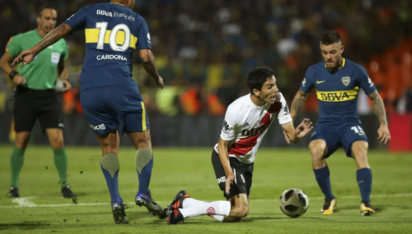 Imagen La gran polémica de aquella Supercopa. ¿Hubo penal de Cardona sobre Nacho Fernández? Loustau no dudó y sancionó la pena máxima.