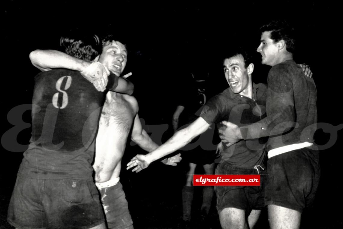 Imagen FOTO INÉDITA. Directamente del archivo, esta foto retrata el momento inmediato a la finalización del encuentro. Euforia total, Platense ya es de Primera.