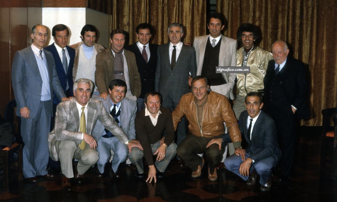 Copa de las Naciones, en 1964. Veinte años después juntos para recordar. Arriba: Vidal, Vázquez, Vieitez, Magdalena, Mesiano, Righi, Rattín, Telch, Valentín Suárez. Abajo: Amadeo Carrizo, Chaldú, Rendo, Alfredo Rojas, Simeone.