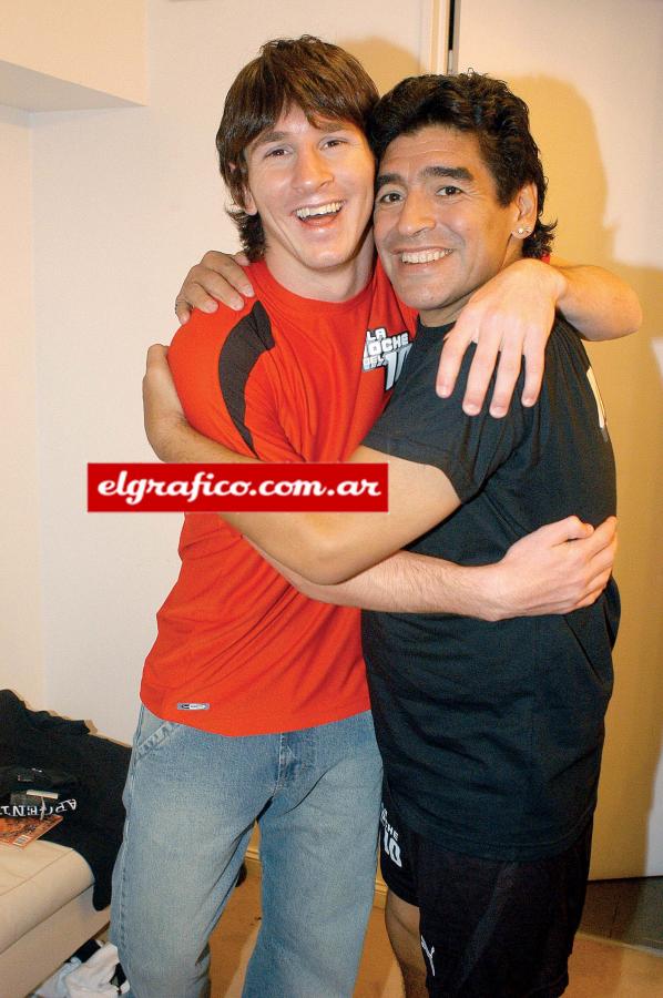 Los mejores jugadores argentinos de la historia. Maradona recibió a Messi en el programa que condujo, ¨La noche del 10¨.