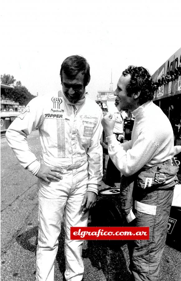 Imagen Un momento de distención con Reutemann, fueron compañeros de equipo. FOTO: RICARDO ALFIERI.