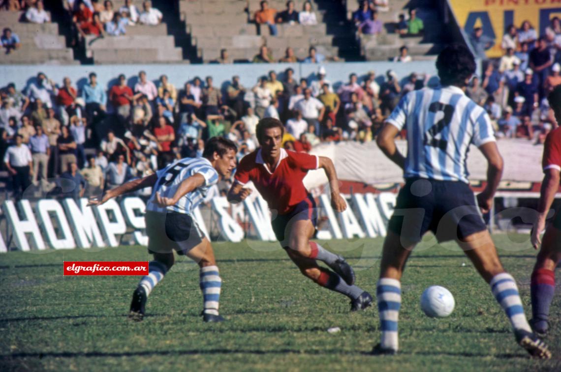 Imagen Su vida estuvo ligada a los clubes de Avellaneda. Ya como director técnico tuvo un ciclo en Racing y cinco en Independiente.