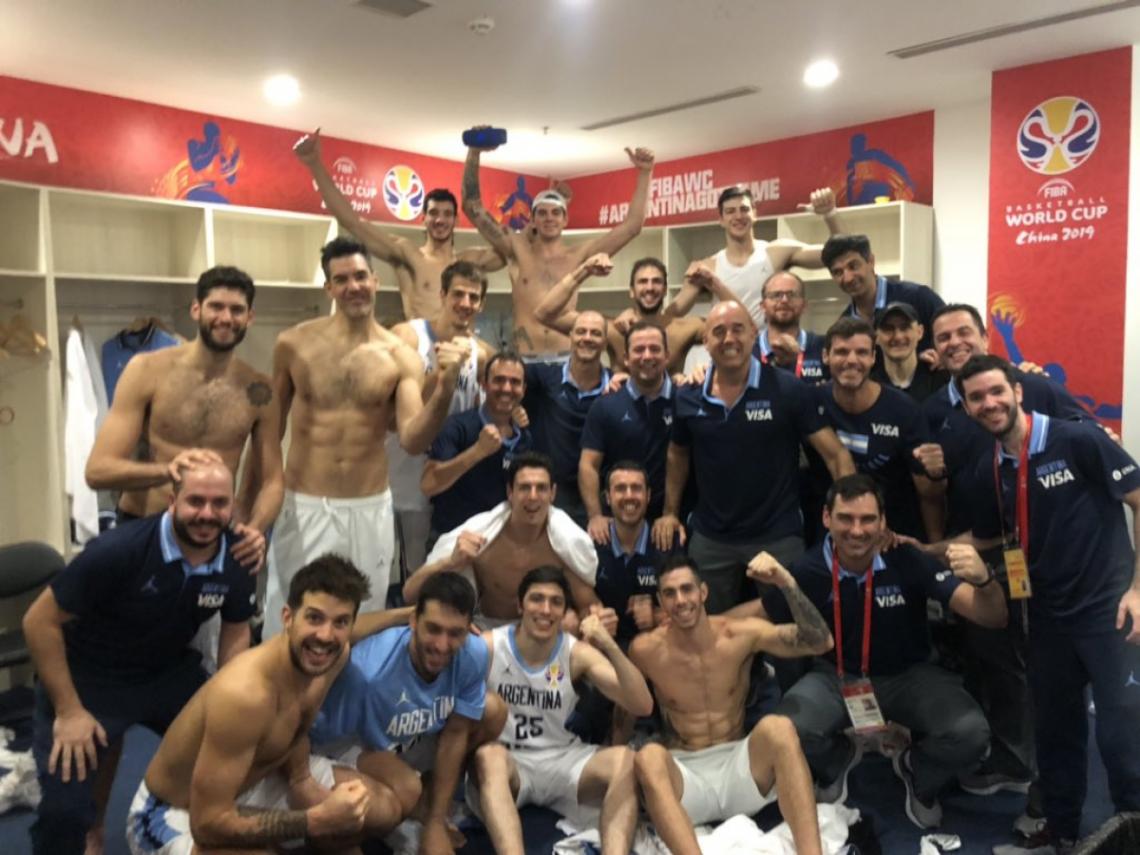 "Descontrol total", la foto y el mensaje de la selección en el vestuario después de ganarle a Serbia.