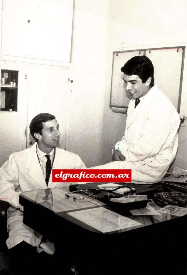 Se recibió de médico, aquí junto a su colega, Carlos Salvador Bilardo.