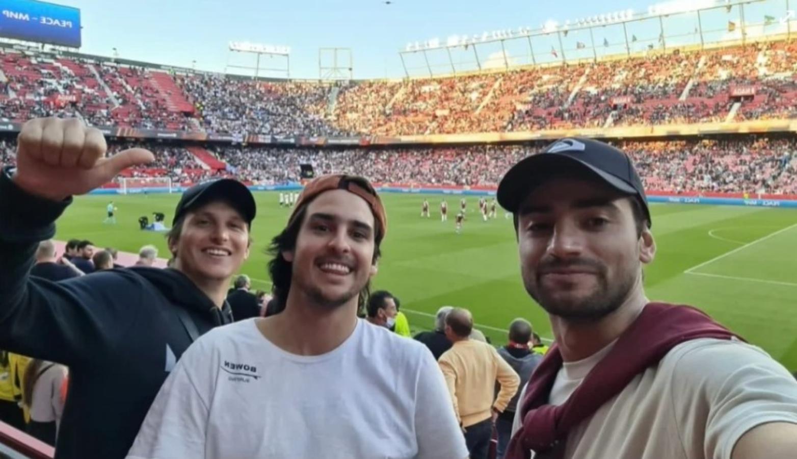Imagen Los tres argentinos que fueron a ver a Sevilla gracias a Marcos Acuña