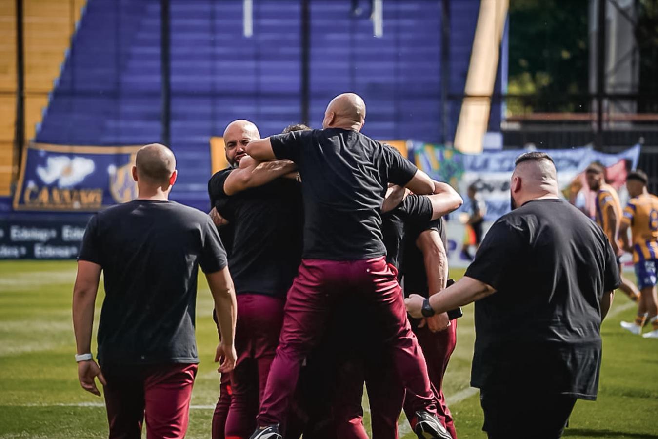 Imagen El festejo del cuerpo técnico de Morón luego de eliminar a Atlanta