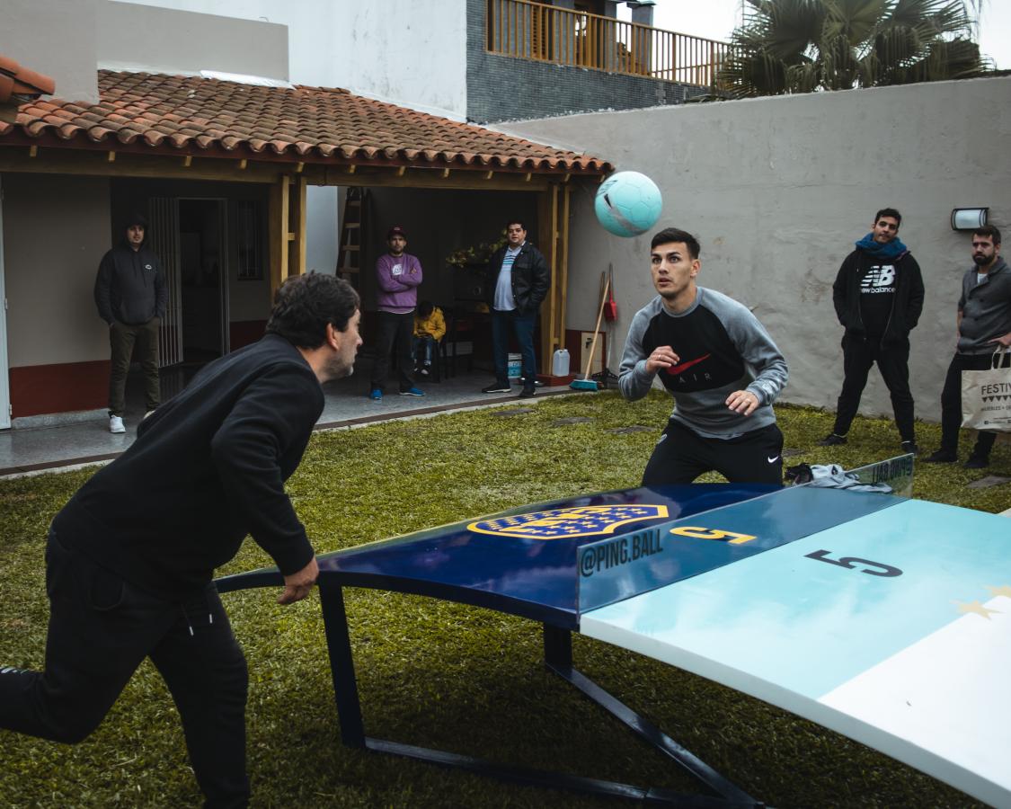 Imagen Leandro Paredes disfruta de su mesa de Ping Ball.