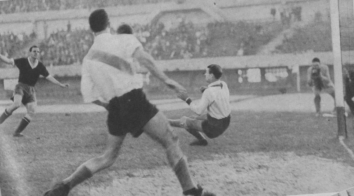 Por segunda vez Zorrilla, que no aparece en la foto, bate al arquero local. He aquí el momento en que la pelota va a escapar al control de Rodríguez, que fue lo mejor de su equipo.